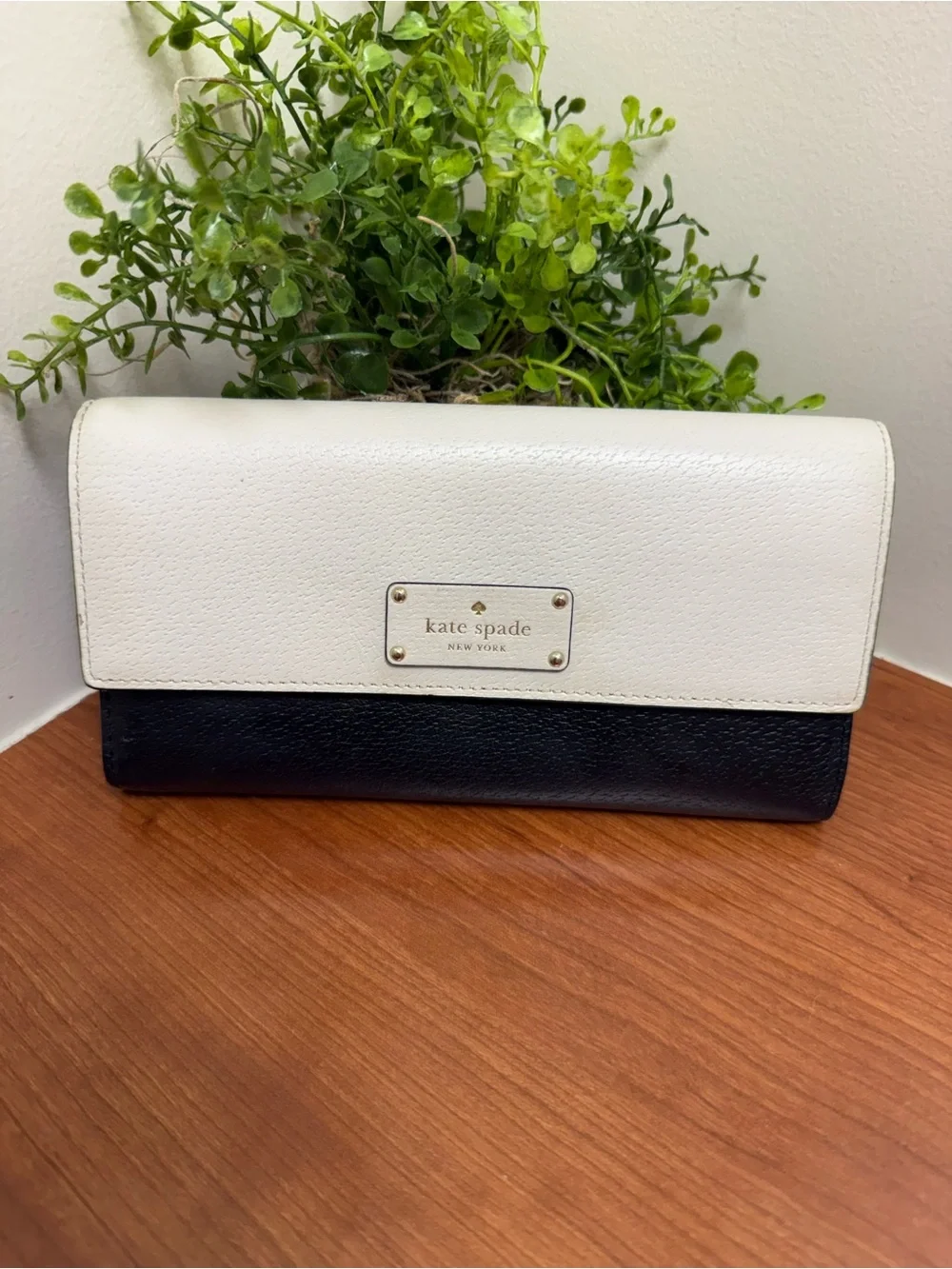Kate Spade New York - Cream And Black Wallet With Snap Enclosure